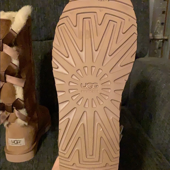 bow uggs - Picture 3 of 4